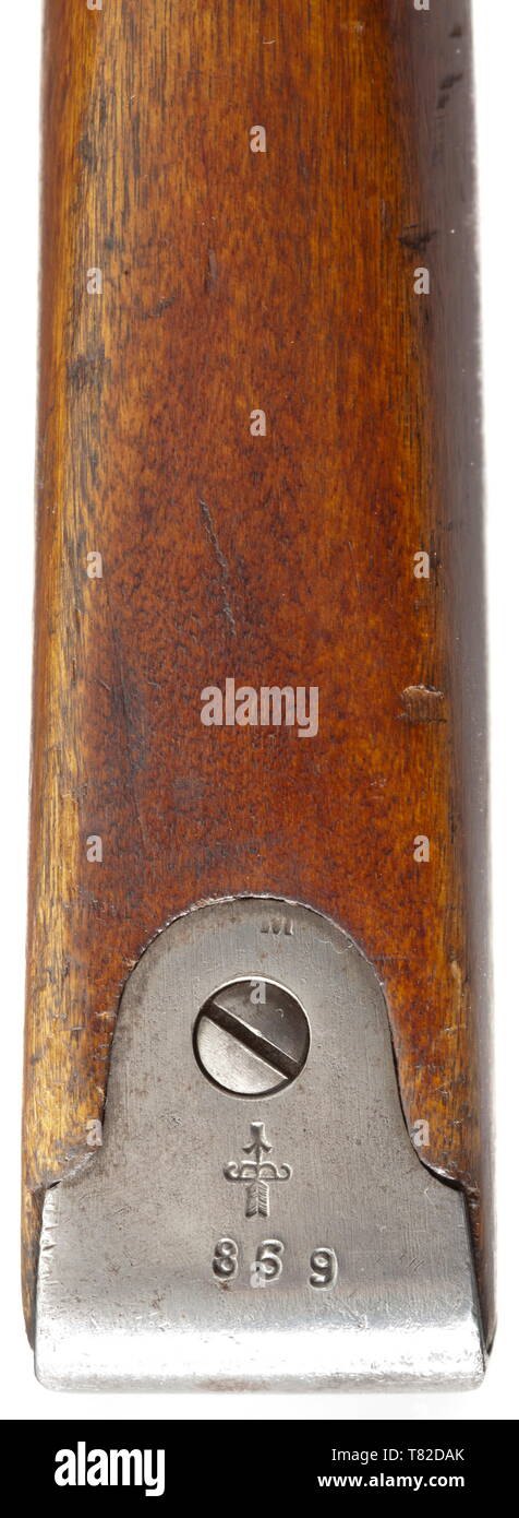 Une carabine Mosin-Nagant M 1907, 2e modèle, le calibre 7,62 x 54R, no. 869. Les numéros correspondants. Alésage lumineux, longueur 51 cm. Cinq coups de feu. Broche de recul. Sites touristiques : ouvrez guidon à pans de l'étape de la vue, à l'échelle 400 - 2000 arschin. Fabriqués en Ishevsk en 1909. Sur le fût imprimé en écriture cyrillique racine 'Ishevsk Manufacture d'armes" du tsar, aigle sur la tête du récepteur. Fini original, plus ainsi repéré de façon minimale sur le plateau du magasin. Lock poli blanc. Garde la main jusqu'à la vue. Stock de bouleau avec quelques marques d'usure, complet avec sangle web et tige de nettoyage. Additional-Rights Clearance-Info-rare,-Not-Available Banque D'Images