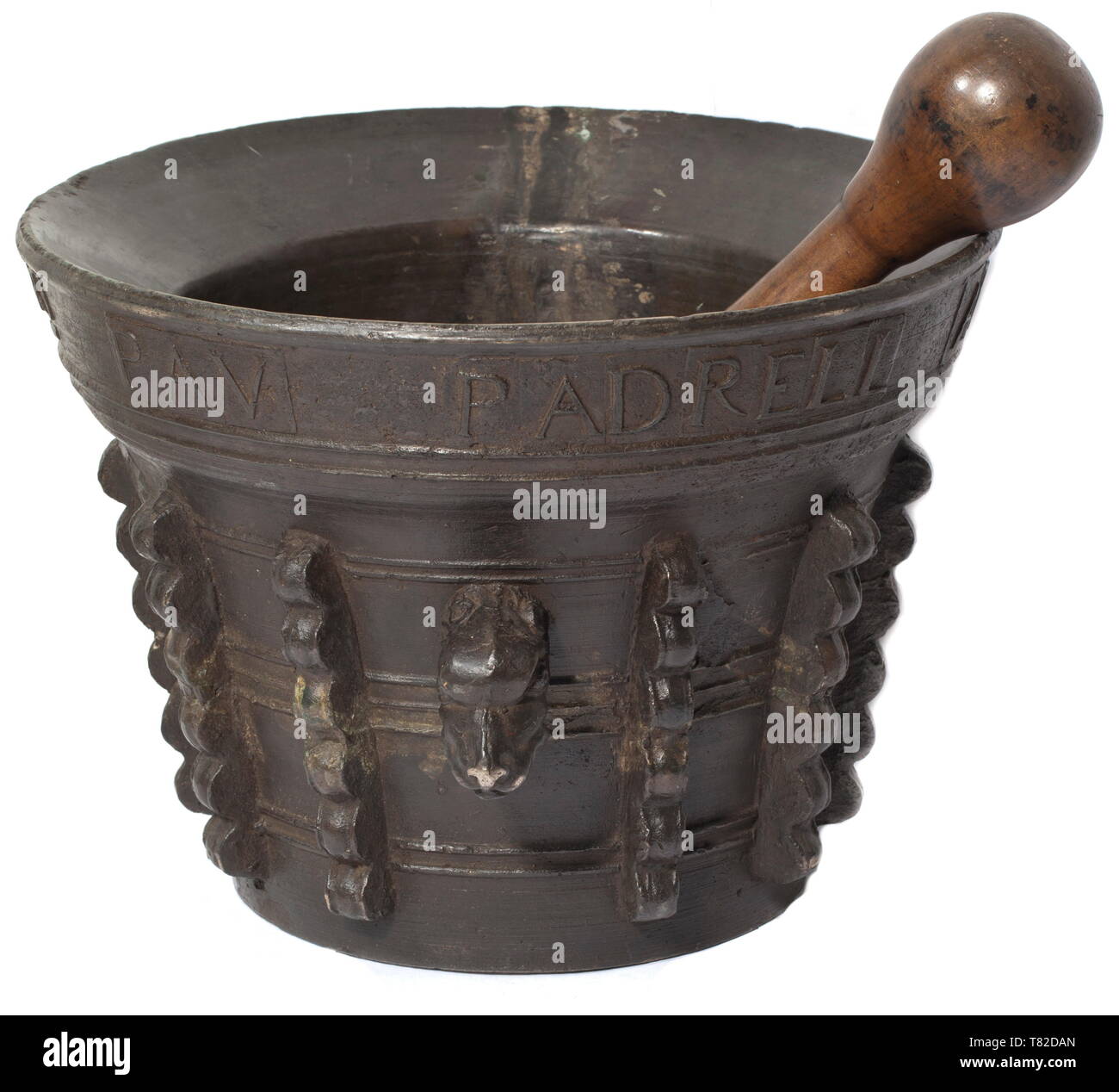 Un grand mortier de l'apothicaire, Italien ou Français, 1706 L'âge de bronze avec belle patine. Mortiers lourds de la coupe d'Europe du Sud. Le corps décoré de côtes en continu, deux anses en forme de têtes d'animaux en trois dimensions. Lèvre évasée OU 'Dinscrits. PAV. PADRELI APOTHECARI  + 1706' et 'IAV. MA. COMA ME FECIT" en relief. Plusieurs fissures restauré à partir de la date d'utilisation. Associé avec un pilon de bois fruits tourné. Hauteur 26 cm. Diamètre 36 cm, poids env. 50 kg., historique, historique de l'artisanat, l'artisanat, craft, objet, objets, alambics,-Clearance-Info Additional-Rights clippin,-Not-Available Banque D'Images