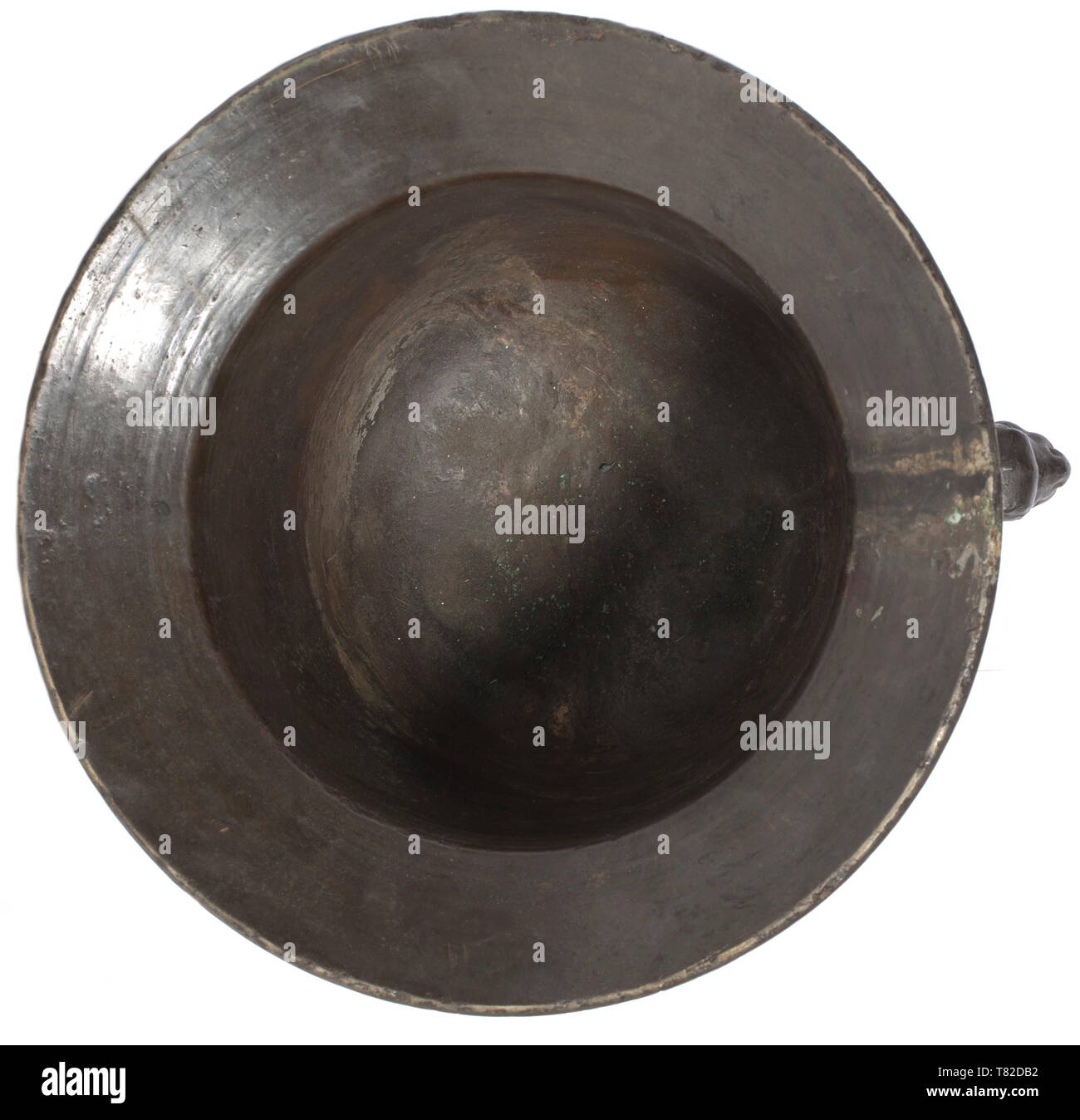 Un grand mortier de l'apothicaire, Italien ou Français, 1706 L'âge de bronze avec belle patine. Mortiers lourds de la coupe d'Europe du Sud. Le corps décoré de côtes en continu, deux anses en forme de têtes d'animaux en trois dimensions. Lèvre évasée OU 'Dinscrits. PAV. PADRELI APOTHECARI  + 1706' et 'IAV. MA. COMA ME FECIT" en relief. Plusieurs fissures restauré à partir de la date d'utilisation. Associé avec un pilon de bois fruits tourné. Hauteur 26 cm. Diamètre 36 cm, poids env. 50 kg., historique, historique de l'artisanat, l'artisanat, craft, objet, objets, alambics,-Clearance-Info Additional-Rights clippin,-Not-Available Banque D'Images