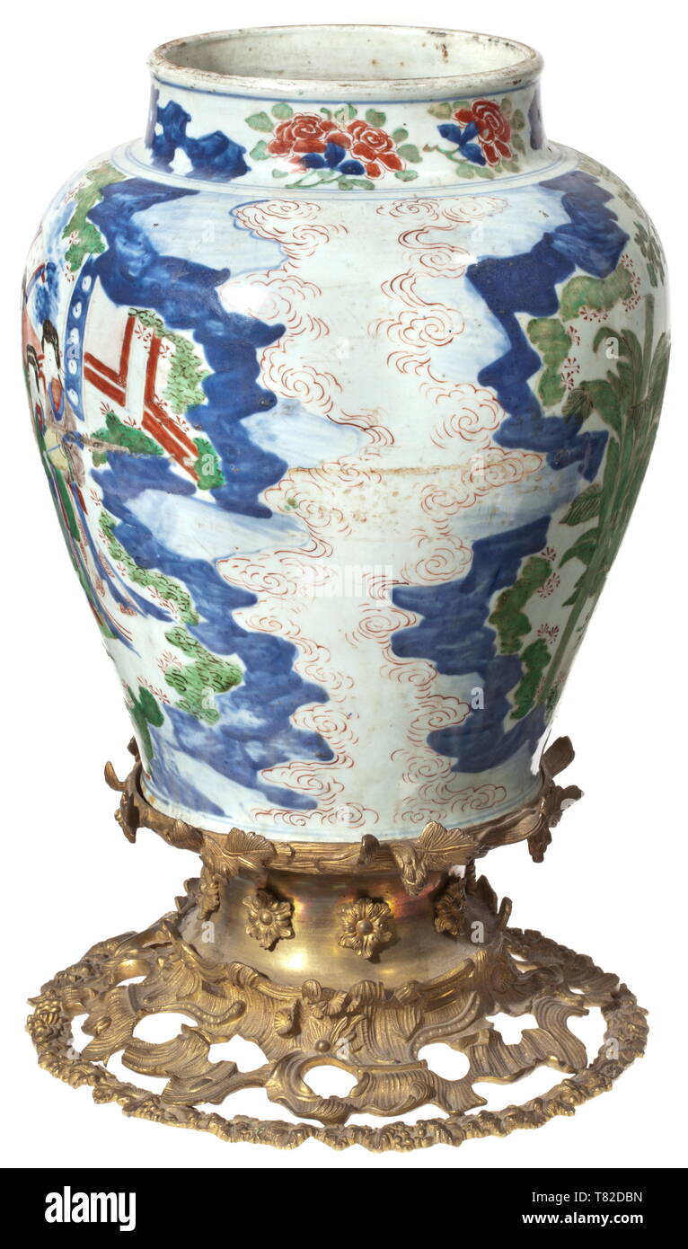Un vase à épaulement chinois Ming, fin/début de la dynastie Qing, vers  1700. L'article d'exportation Wucai lourd. Onglaze polychrome peinture  représentant des scènes courtoises avec de nombreux chiffres. Plus tard de  fixation