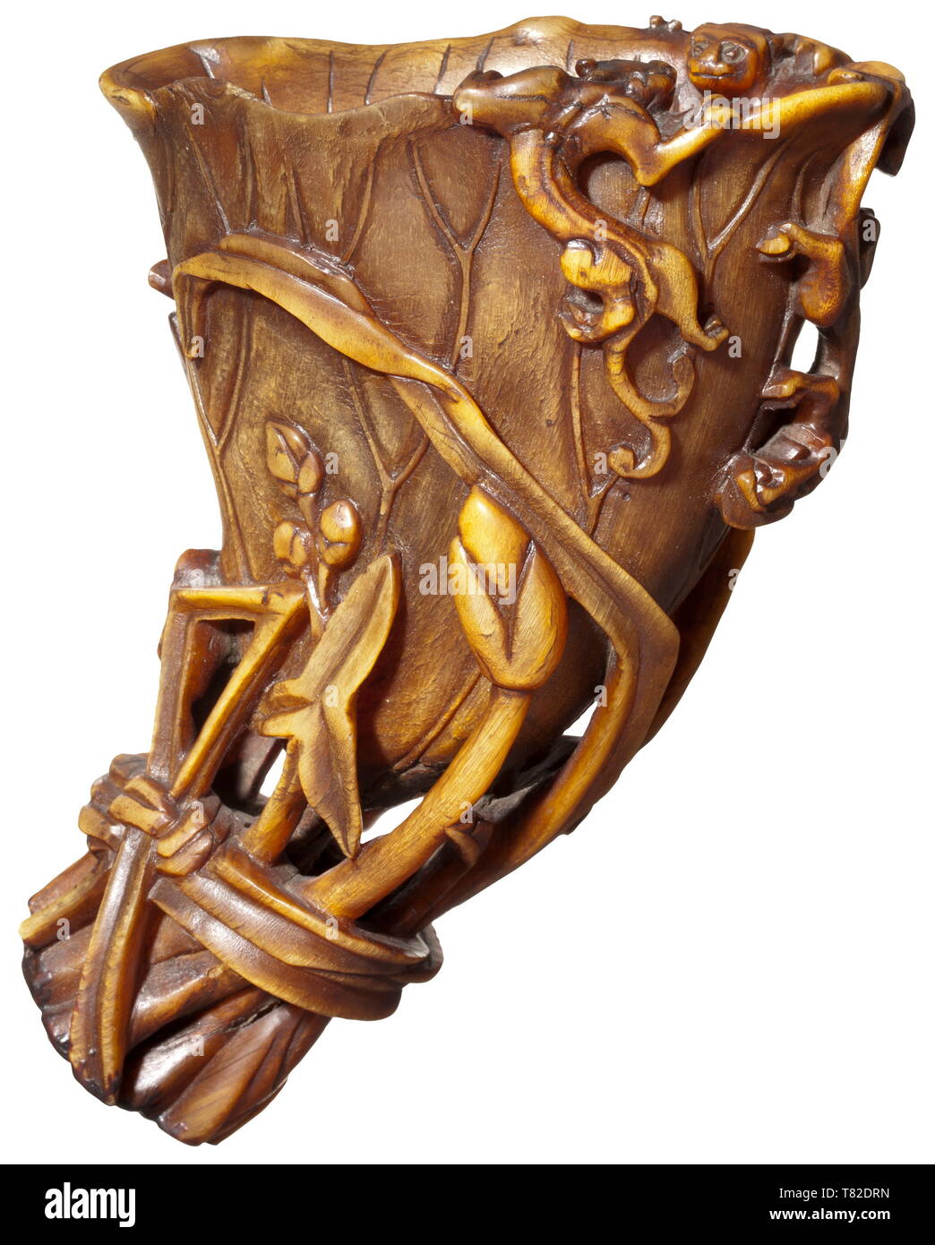 Un chinois de la corne de rhinocéros tasse tasse bouquet (Lotus) 18ème siècle. Coupe ajourée de caramel- de couleur ambre à la corne de rhinocéros dans la forme d'un bouquet de feuilles de lotus, les fleurs, les tiges de mil et de flèche. La lèvre de la coupe décorée de deux dragons chi rampant, un troisième grimper en bas de la feuille de lotus qui forme le bol de la tasse. Hauteur 14 cm. Le thème central d'un bouquet cup est certainement la fleur de lotus comme symbole de bonne fortune et de pureté. Mais les autres plantes ont également une signification symbolique : le mil est l'acronyme de l'abondance, Arrowhead (Additional-Rights Clearance-Info-sag,-Not-Available Banque D'Images