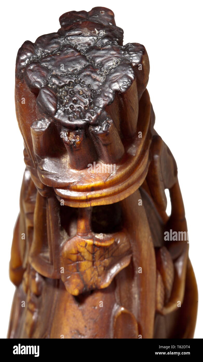 Un chinois de la corne de rhinocéros tasse tasse bouquet (Lotus) 18ème siècle. Coupe ajourée de caramel- de couleur ambre à la corne de rhinocéros dans la forme d'un bouquet de feuilles de lotus, les fleurs, les tiges de mil et de flèche. La lèvre de la coupe décorée de deux dragons chi rampant, un troisième grimper en bas de la feuille de lotus qui forme le bol de la tasse. Hauteur 14 cm. Le thème central d'un bouquet cup est certainement la fleur de lotus comme symbole de bonne fortune et de pureté. Mais les autres plantes ont également une signification symbolique : le mil est l'acronyme de l'abondance, Arrowhead (Additional-Rights Clearance-Info-sag,-Not-Available Banque D'Images