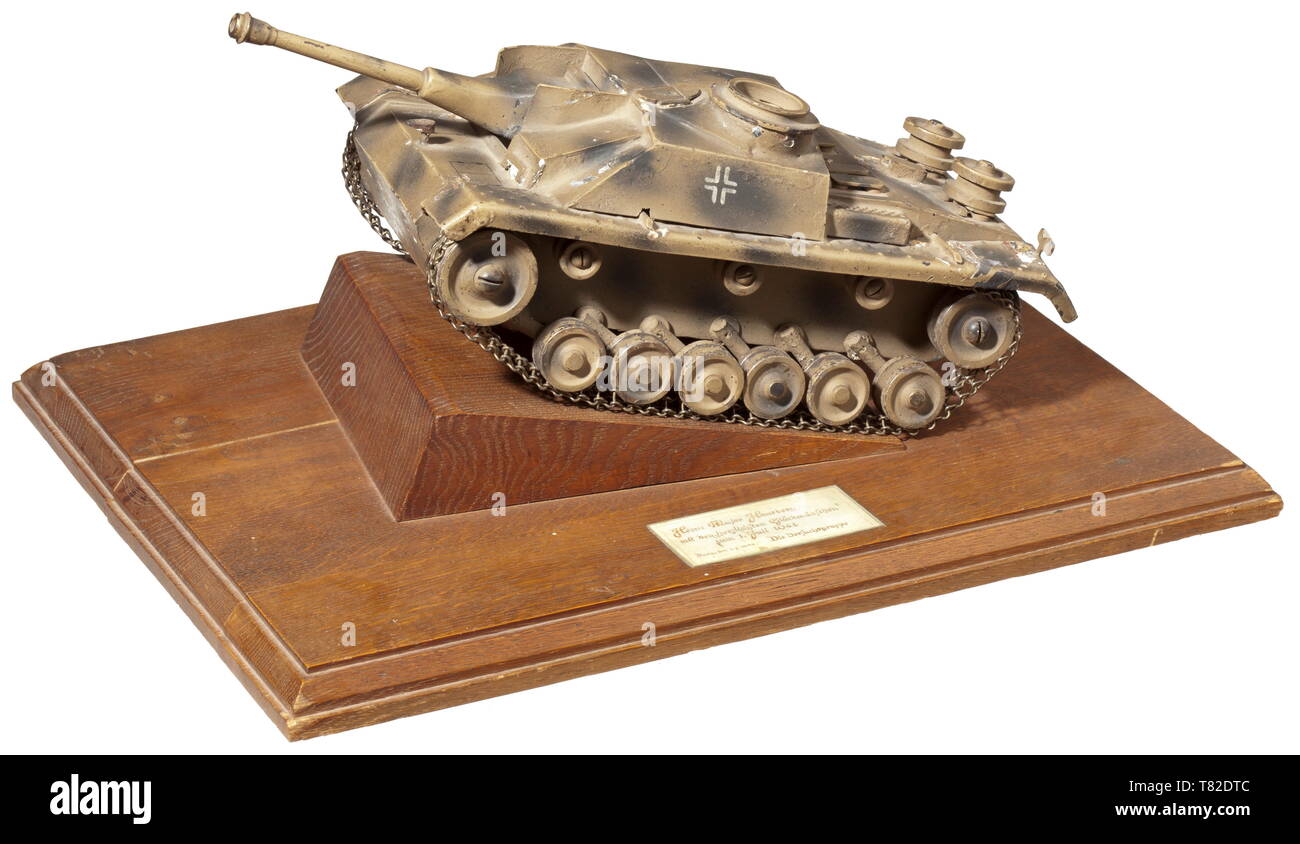 Un assault gun III modèle - un présent du groupe d'essai à grandes Haarberg modèle métal très détaillé du STUG III dans la version G dans la peinture de camouflage (défauts) sur un socle en bois (le modèle est détachable) avec dévouement (tr) 'aux grands Haarberg avec cordiales salutations le 1er juillet 1944 - Berg 1.7.1944 - Le Groupe d'essai'. Un officier très décorative de l'actuel groupe d'essai de l'assault gun school Burg au sous-commandant. Dimensions avec socle 42 x 31 cm., historique, historique du 20e siècle, blindés, corps blindé, Réservoir, Réservoir, force forces Direction générale de service, branches o, Editorial-Use-seulement Banque D'Images