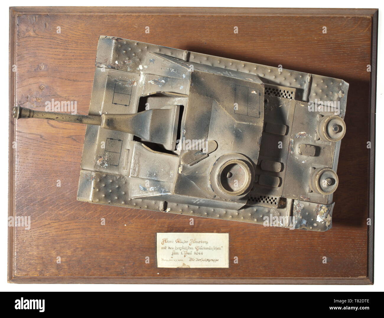 Un assault gun III modèle - un présent du groupe d'essai à grandes Haarberg modèle métal très détaillé du STUG III dans la version G dans la peinture de camouflage (défauts) sur un socle en bois (le modèle est détachable) avec dévouement (tr) 'aux grands Haarberg avec cordiales salutations le 1er juillet 1944 - Berg 1.7.1944 - Le Groupe d'essai'. Un officier très décorative de l'actuel groupe d'essai de l'assault gun school Burg au sous-commandant. Dimensions avec socle 42 x 31 cm., historique, historique du 20e siècle, blindés, corps blindé, Réservoir, Réservoir, force forces Direction générale de service, branches o, Editorial-Use-seulement Banque D'Images