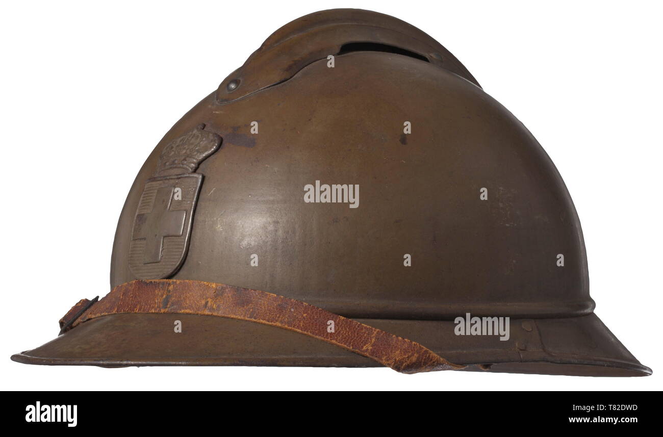 Un casque Adrian grec M 15 Crâne de tôle d'acier peint en vert, avec sabot et riveté sur l'emblème national, avec doublure en cuir et jugulaire. Très rare, historique historique., grèce, grec, Hellas, Europe, 20e siècle, Additional-Rights Clearance-Info-Not-Available- Banque D'Images