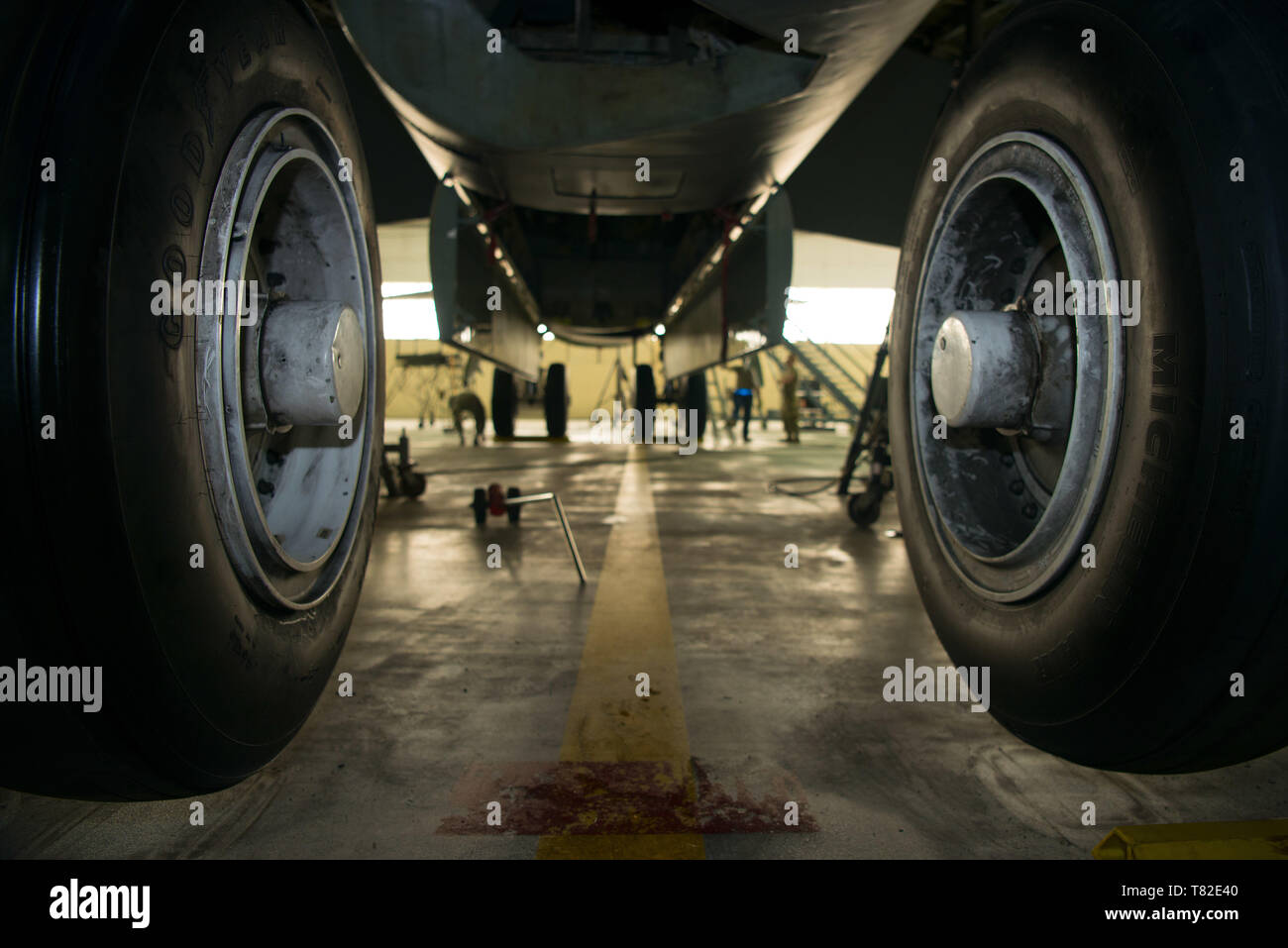 Un B-52H Stratofortress est soulevé du sol pour remplacer un de ses pneus. Le changement d'un pneu d'atterrissage dure plus de deux heures. (U.S. Air Force photo par Airman Jesse Jenny) Banque D'Images