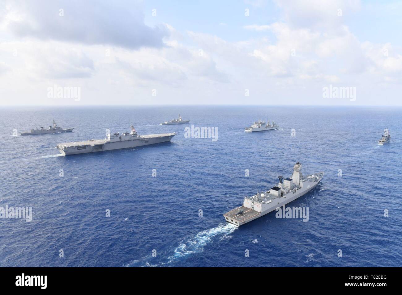 190505-N-XX012-0002 Mer de Chine du Sud (5 mai 2019) Les missiles de l'US Navy destroyer USS William P. Lawrence (DDG 110), en haut à gauche, les transits les eaux internationales de la mer de Chine du Sud avec la marine indienne destroyer INS Kolkata (D 63) et tanker INS Shakti (A 57) ; le Japon d'autodéfense maritime porte-hélicoptères JS (DDH 183) d'Izumo et destroyer JS Tsukumo (DD 101) ; et la République des Philippines navire de patrouille de la marine Andres Bonifacio BRP (PS 17). (U.S. Photo gracieuseté de la marine du Japon d'autodéfense maritime/libérés) Banque D'Images