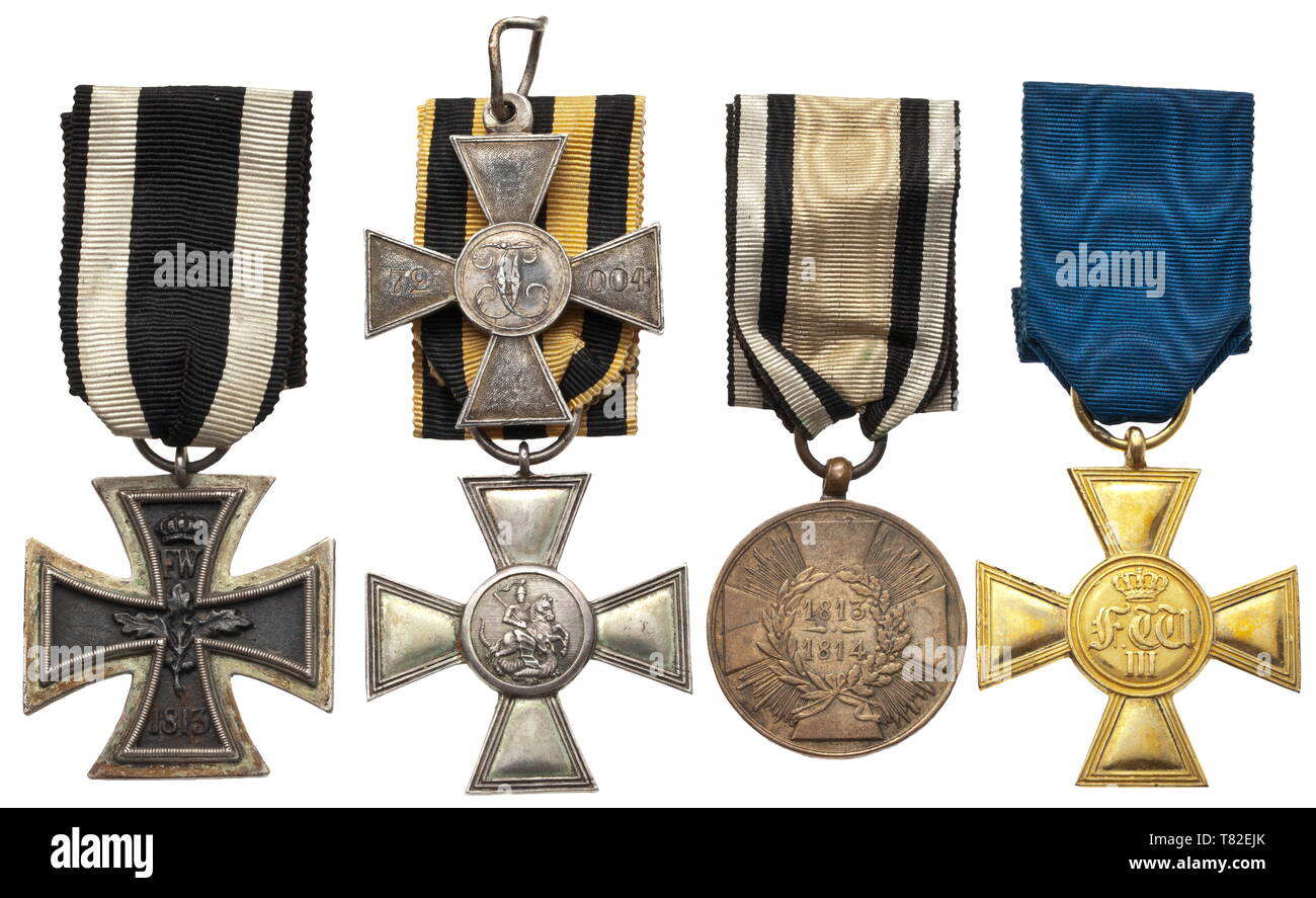 Un groupe d'ordres un vétéran des guerres de libération et plus tard un officier prussien Croix de Fer de 2e classe en 35 mm taille réduite, que l'on appelle "Prinzengröße', une de la croix de Saint-Georges pour les soldats de faire prussien avec séparément a frappé et appliqué les médaillons, une guerre prussien Médaille commémorative '1813 - 1814' dans le deuxième numéro un avec l'arceau et un de 25 ans prussien Long Service Cros 20e siècle, Additional-Rights Clearance-Info-Not-Available- Banque D'Images