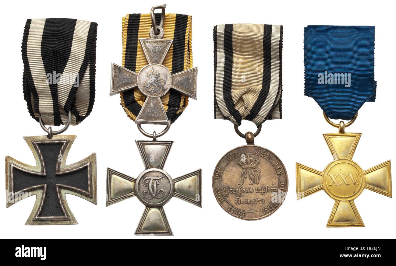 Un groupe d'ordres un vétéran des guerres de libération et plus tard un officier prussien Croix de Fer de 2e classe en 35 mm taille réduite, que l'on appelle "Prinzengröße', une de la croix de Saint-Georges pour les soldats de faire prussien avec séparément a frappé et appliqué les médaillons, une guerre prussien Médaille commémorative '1813 - 1814' dans le deuxième numéro un avec l'arceau et un de 25 ans prussien Long Service Cros 20e siècle, Additional-Rights Clearance-Info-Not-Available- Banque D'Images