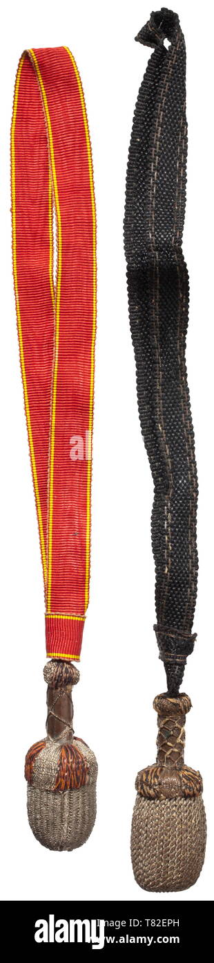 Une dragonne St. Anna russe pour une shashka vers 1910. Enroulement de fils d'argent alternant avec des filets de laine orange et noir. De l'attache de l'eau, de la soie rep. Longueur totale 31 cm. Bon état avec de légers signes d'utilisation. Vient avec une épée à une fédération de dragoon shashka, vers 1910. Lanière de black matériau de remplacement. Longueur totale 34 cm., historique, historique du 20e siècle, Additional-Rights Clearance-Info-Not-Available- Banque D'Images Une dragonne St. Anna russe pour une shashka vers 1910. Enroulement de fils d'argent alternant avec des filets de laine orange et noir. De l'attache de l'eau, de la soie rep. Longueur totale 31 cm. Bon état avec de légers signes d'utilisation. Vient avec une épée à une fédération de dragoon shashka, vers 1910. Lanière de black matériau de remplacement. Longueur totale 34 cm., historique, historique du 20e siècle, Additional-Rights Clearance-Info-Not-Available- Banque D'Images