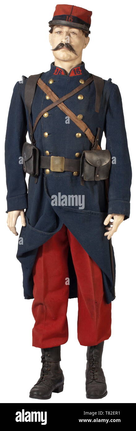 Un uniforme pour un soldat au 16ème régiment d'infanterie de 1884 m de Képi  Bleu foncé et rouge avec un chiffon en laine bleu foncé, tuyauterie-cousues  dans numéro de matricule, visière de