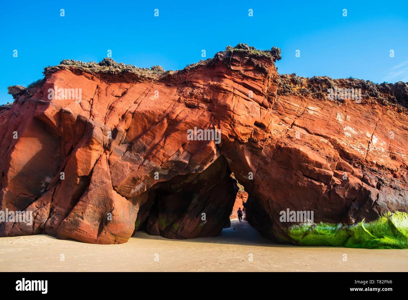 Le Portugal, l'Algarve, région au sud-ouest Alentejano et Costa Vicentina Parc Naturel, sur la Rota Vicentina Carrapateira sentier de randonnée, arche naturelle sur la plage Bordeira Banque D'Images