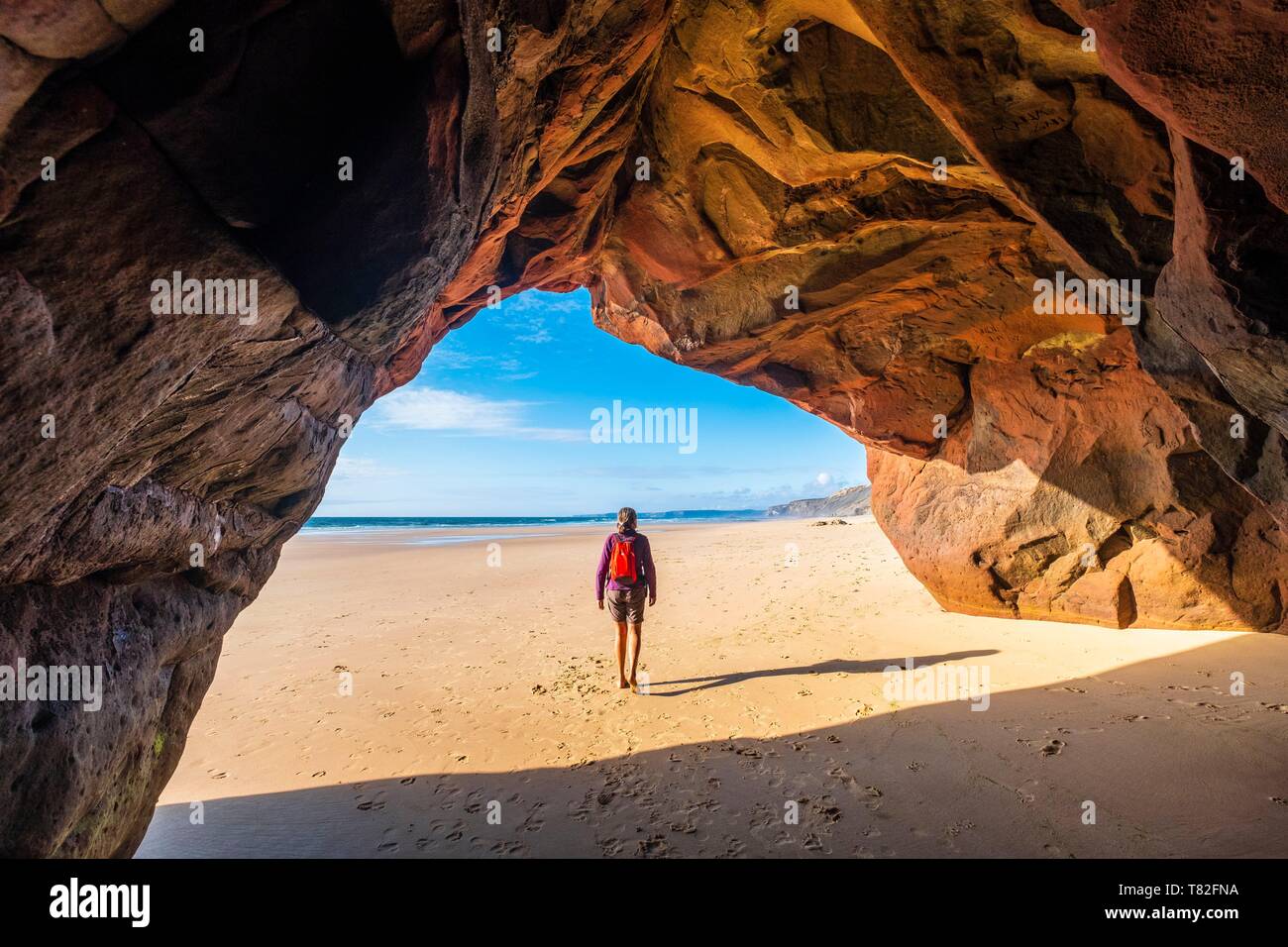 Le Portugal, l'Algarve, région au sud-ouest Alentejano et Costa Vicentina Parc Naturel, sur la Rota Vicentina Carrapateira sentier de randonnée, arche naturelle sur la plage Bordeira Banque D'Images