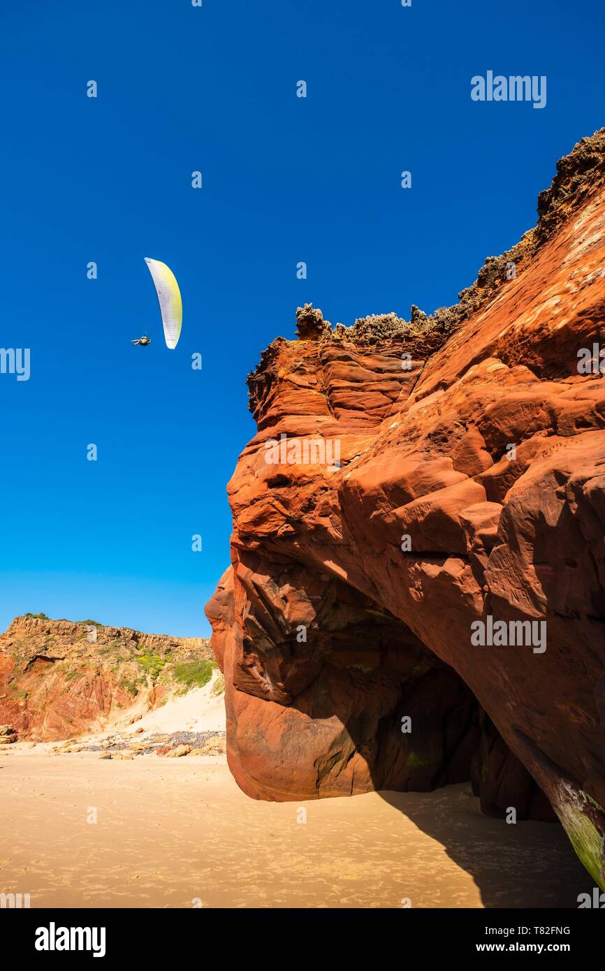 Le Portugal, l'Algarve, région au sud-ouest Alentejano et Costa Vicentina Parc Naturel, sur la Rota Vicentina Carrapateira sentier de randonnée, arche naturelle sur la plage Bordeira Banque D'Images