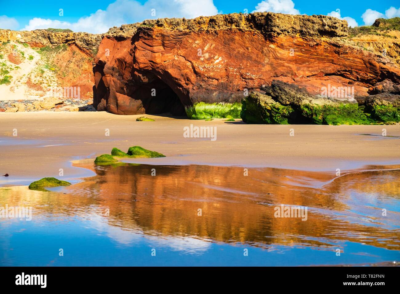 Le Portugal, l'Algarve, région au sud-ouest Alentejano et Costa Vicentina Parc Naturel, sur la Rota Vicentina Carrapateira sentier de randonnée, arche naturelle sur la plage Bordeira Banque D'Images