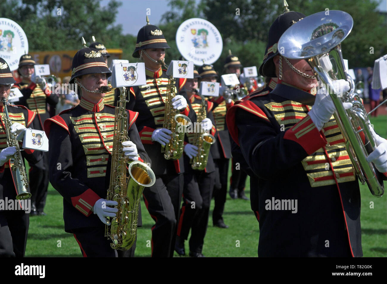 Brass band de plein air dans l'uniforme de cérémonie historique. Dans Zeremonienuniformen Outdoor-Blaskapelle historischen. Plenerowa dęta mundurach orkiestra w. Banque D'Images