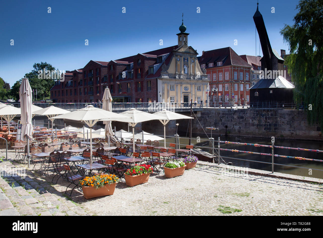 Vieille ville Lüneburg sur l'Ilmenau, à l'arrière-plan la vieille grue dans le port de Lüneburg, Lueneburg Banque D'Images