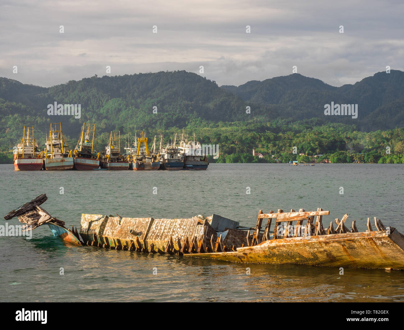 De nombreuses épaves portant sur la côte de l'île d'Ambon en Indonésie. L'île d'Ambon, Moluques, en Indonésie centrale Banque D'Images