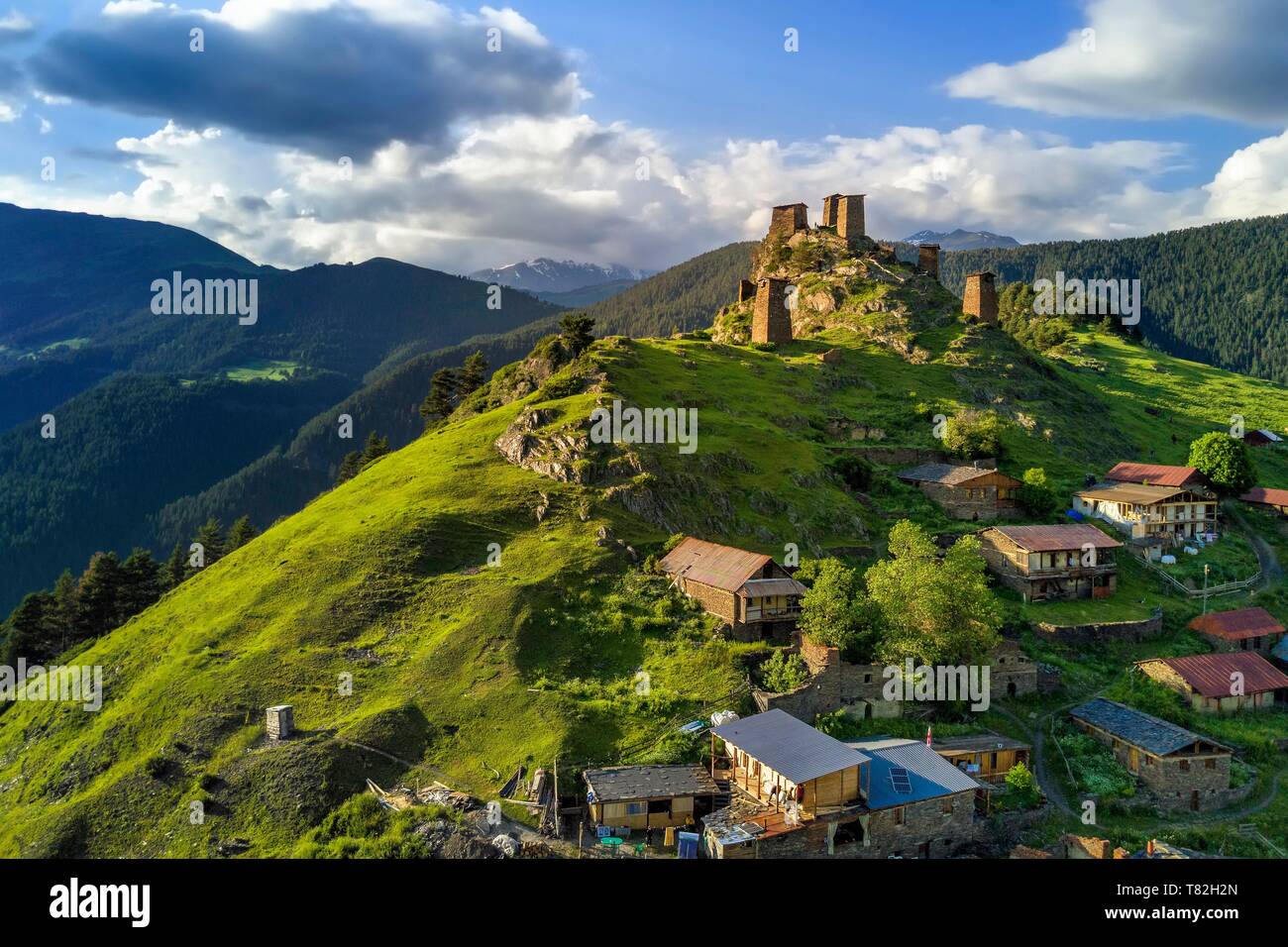 La Géorgie, région de Kakheti, Tusheti, Omalo, la forteresse de Keselo à Zemo Omalo (supérieur) a servi de refuge pour les habitants en temps de guerre, les tours médiévales fortifiées (vue aérienne) Banque D'Images