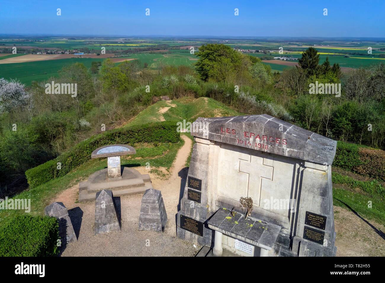 France, Meuse, Lorraine Regional Park, Côtes de Meuse, Les Eparges, traces des combats d'une des batailles les plus sanglantes de la Première Guerre mondiale, les tranchées et le point X monument en mémoire de ceux qui n'ont pas de grave (vue aérienne) Banque D'Images