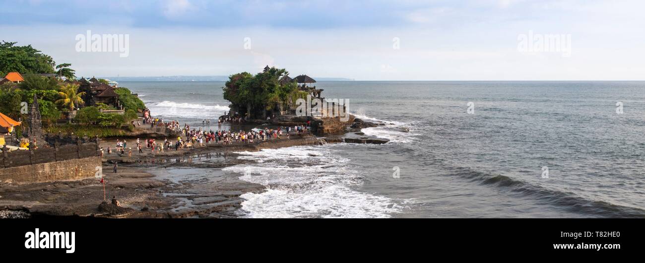 L'INDONÉSIE, Bali, temple de Tanah Lot, les visiteurs la queue pour entrer dans le temple Banque D'Images