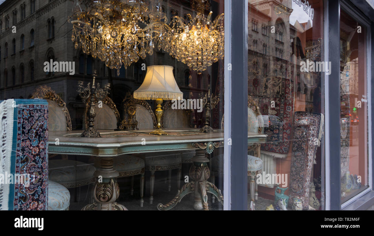 Chaise et table dans le style baroque dans une vitrine. Banque D'Images