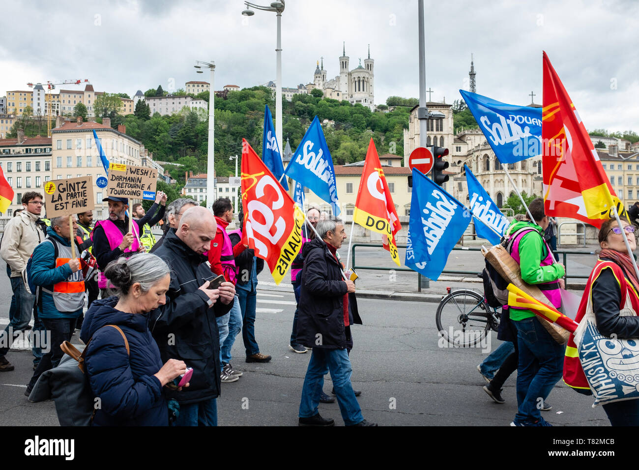 Environ 4000 fonctionnaires ont défilé dans les rues de Lyon Banque D'Images