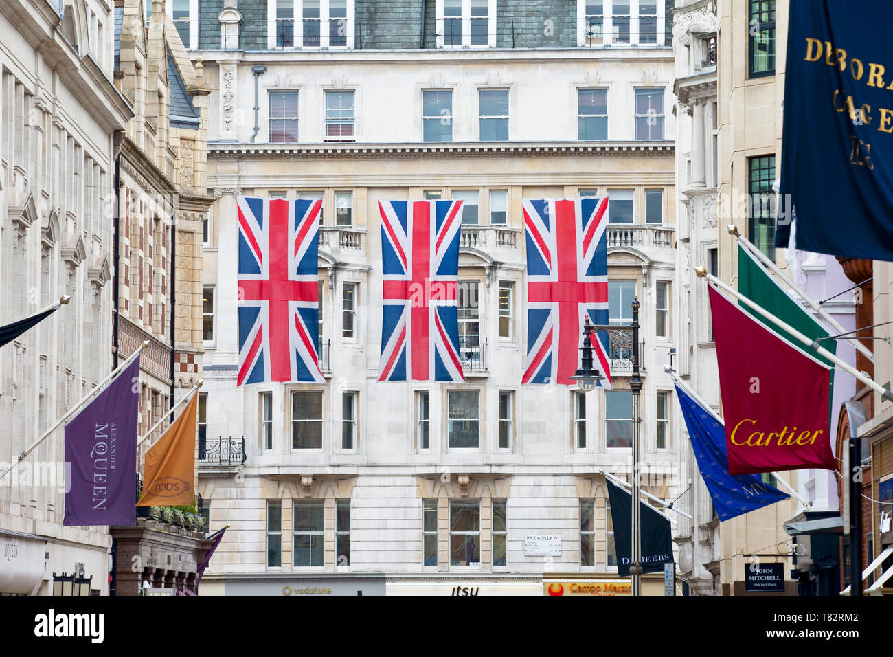 En accrochant des drapeaux Union Jack London Street Banque D'Images