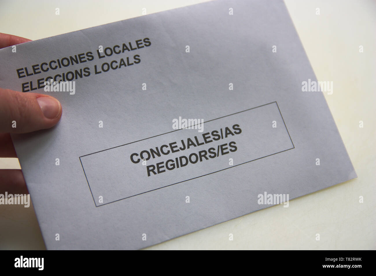 Mai 2019. L'Espagne. Une main tient l'enveloppe électorale des élections locales pour élire les conseillers municipaux de chaque ville Banque D'Images
