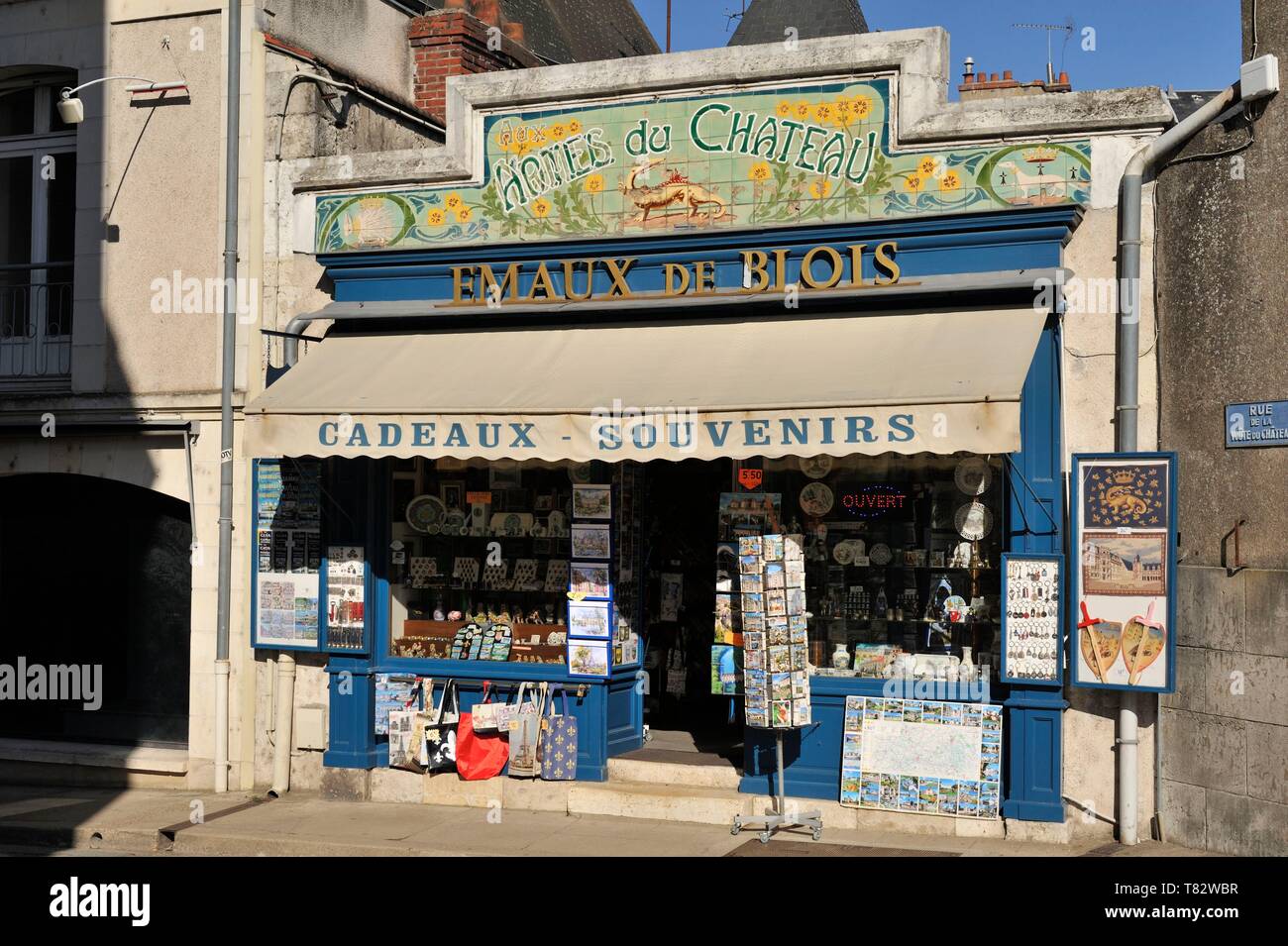 France, Loir et Cher, vallée de la Loire classée au Patrimoine Mondial de l'UNESCO, Blois, Le château royal de Blois, une boutique de souvenirs qui vend des émaux de Blois Banque D'Images