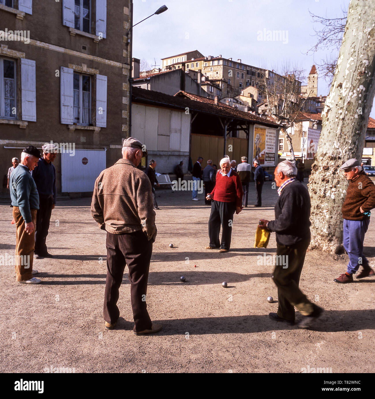 Les hommes jouant pétanque ou boule sur une surface de gravier fin à Auch. Auch est le chef-lieu du département du Gers .le sud-ouest de la France. Banque D'Images