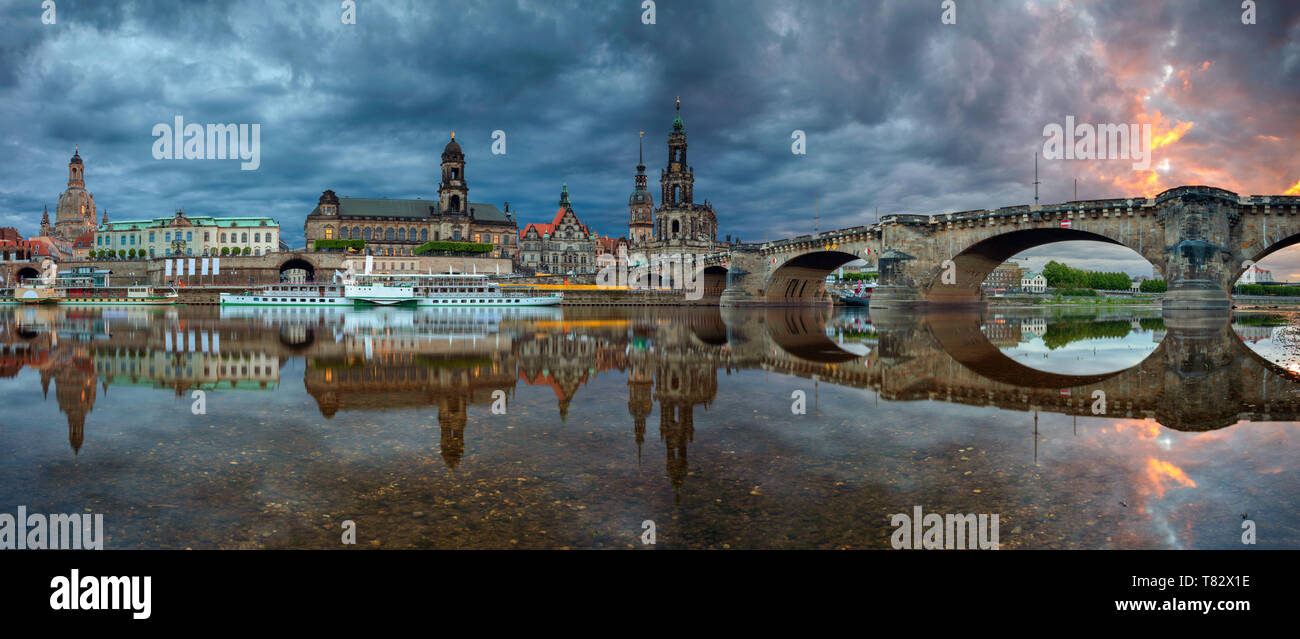 Dresde, Allemagne. Paysage urbain panoramique image de Dresde, Allemagne avec la réflexion de la ville sur le fleuve Elbe, pendant le coucher du soleil spectaculaire. Banque D'Images