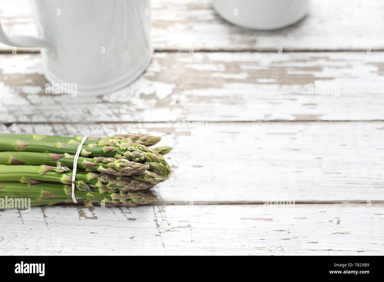 Les asperges vertes, les légumes frais sur une table en bois, composition horizontale avec l'espace pour le texte. Vue d'en haut Banque D'Images