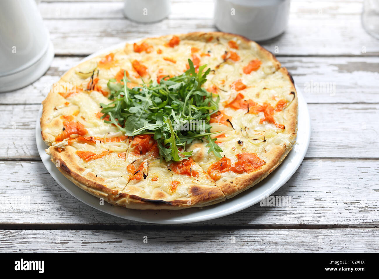 Pizza appétissants, un plat sur une table en bois. corps composition horizontale. Vue d'en haut. Banque D'Images
