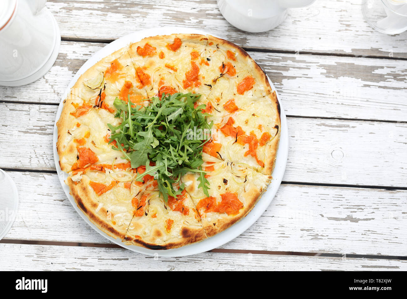 Pizza appétissants, un plat sur une table en bois. corps composition horizontale. Vue d'en haut. Banque D'Images