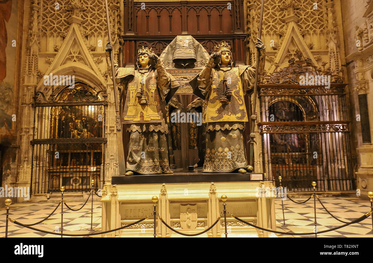 Un beau monument de la tombe de Christophe Colomb, qui s'est tenue en  altitude par quatre rois de l'Espagne : Castille, Aragon, Navara, et Leon.  Catholique de Séville Photo Stock - Alamy