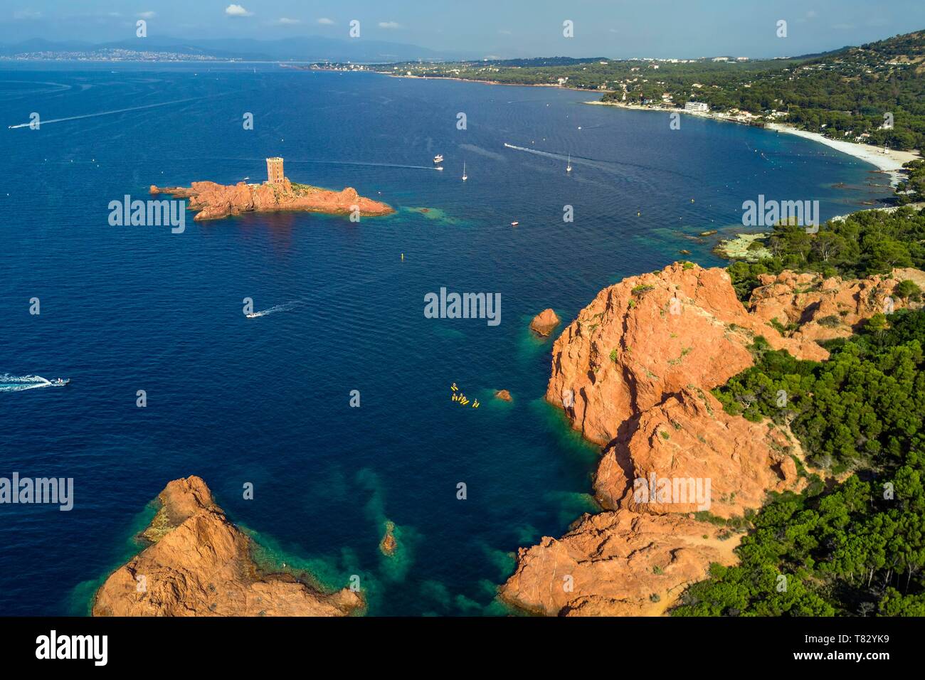 La France, Var, Agay, près de Saint Raphaël, Massif de l'Esterel (Massif de l'Esterel), la Corniche d'Or, l'ile d'Or à côté de la tour de l'île du cap Dramont et le 15 août 1944, plage du débarquement de Provence dans l'arrière-plan à droite (vue aérienne) Banque D'Images