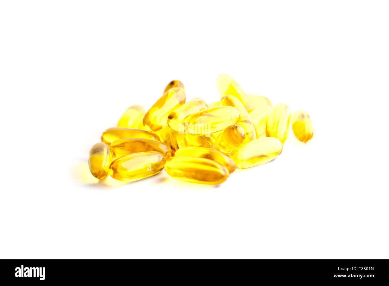 Des capsules d'huile de poisson source de haute omega-3 et de vitamine pour les soins de santé isolé sur fond blanc. Concept de vie sain. Banque D'Images