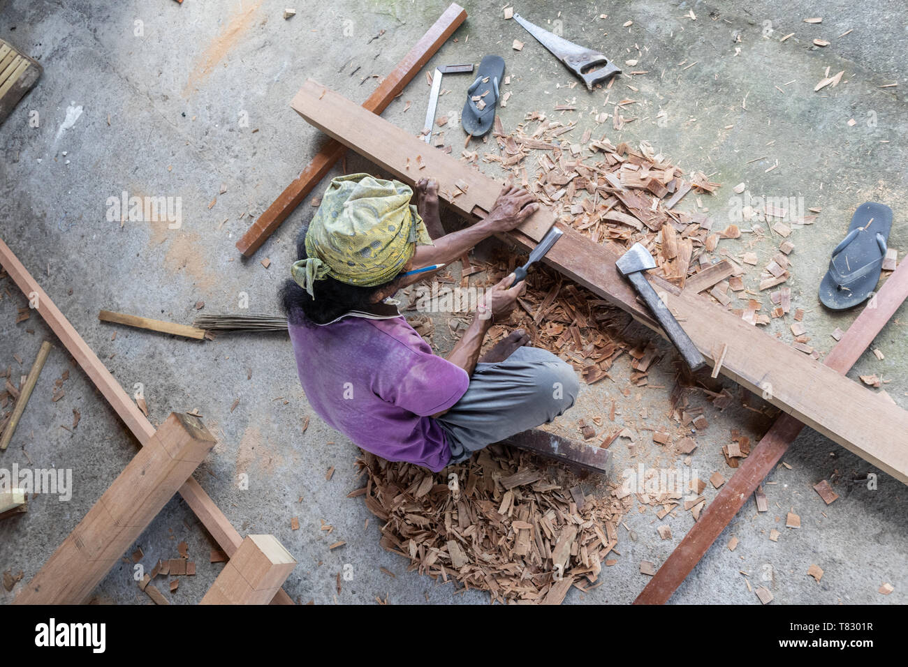 Menuisier travaillant dans un atelier de menuiserie manuelle dans un pays du tiers monde. Banque D'Images
