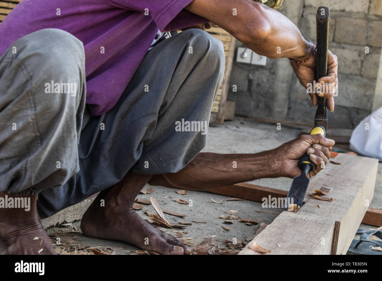 Close up d'avertir les mains de menuisier travaillant dans un atelier de menuiserie manuelle dans un pays du tiers monde. Banque D'Images