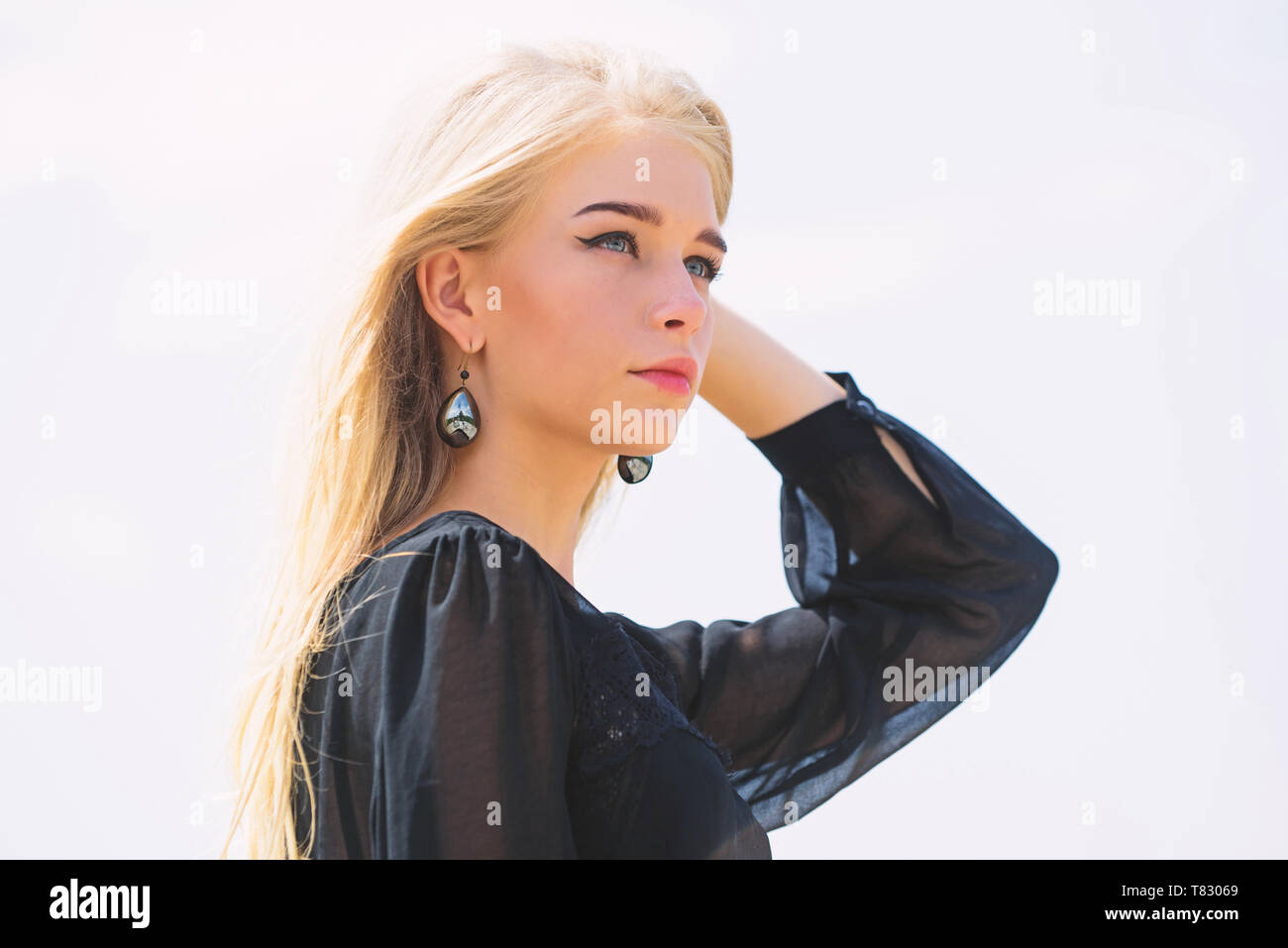Blanchissement des racines. Sauver mes cheveux décolorés. Comment prendre soin de cheveux décolorés. Offres maquillage visage fille blonde fond de ciel. Comment réparer les cheveux décolorés et rapide en toute sécurité. Conseils coiffure concept. Banque D'Images Blanchissement des racines. Sauver mes cheveux décolorés. Comment prendre soin de cheveux décolorés. Offres maquillage visage fille blonde fond de ciel. Comment réparer les cheveux décolorés et rapide en toute sécurité. Conseils coiffure concept. Banque D'Images
