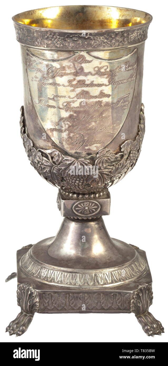 Un gobelet d'adieu pour le grand Franz von Harren gobelet d'argent (19 cm de hauteur) sur une base quadratique avec un décor de feuilles ornementales et soutenu par quatre pattes de lion. Le gobelet, navire conservé par les vignes et les feuilles et séparée de la base par une section de perles et d'une base carrée, intermédiaire exerce son envers et un texte shi du 19e siècle, Additional-Rights Clearance-Info-Not-Available- Banque D'Images
