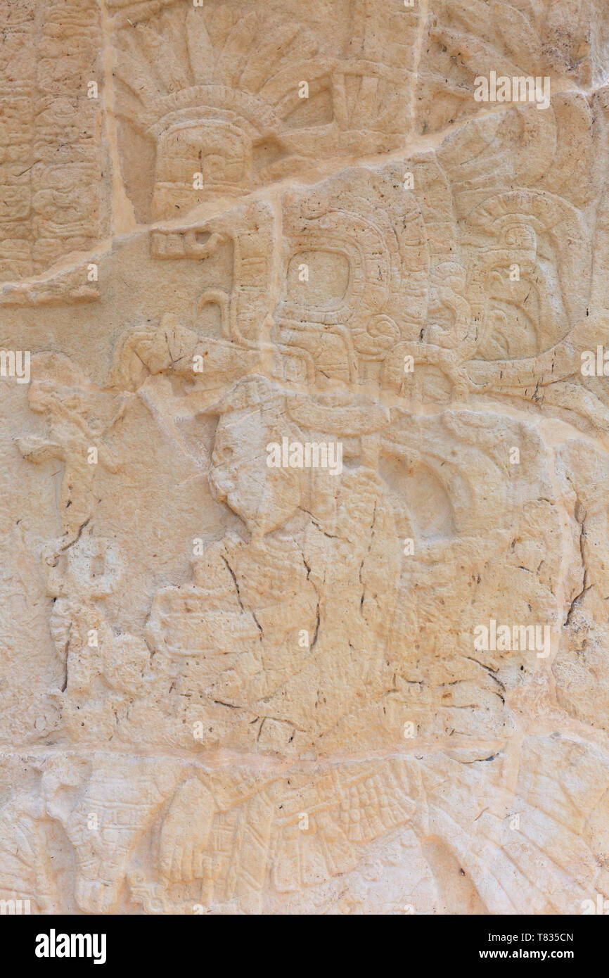 Art Maya - close up de la sculpture sur pierre au site maya de Bonampak, montrant avec un headtress souverain Maya et mace ; Yucatan Mexique Amérique Latine Banque D'Images