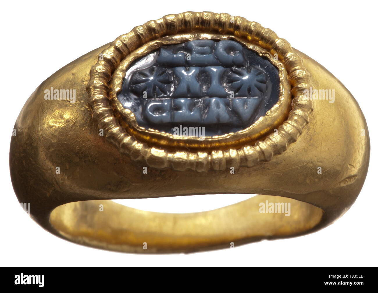 Une bague romaine en or pour un agent de la Legio XI 2ème/3ème siècle. La  queue lourde, massivement conçu avec un carton intérieur cameo fabriqués à  partir de la couche d'agate bleue