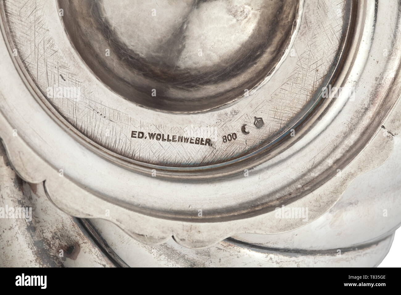 Louis II de Bavière (1845 - 1886) - un pot de thé avec un réchauffement vers 1870. Corps rond aplati sur les deux côtés, gadrooned, 800, sur la partie inférieure une marque de finesse avec croissant de lune et de la couronne ainsi qu'une note de la cour bijoutier 'Ed. Wollenweber', tubulaire, la tuyère à couvercle à charnière, pliage volute en bois noirci avec poignée grip, monogramme royal couronné et le bavarois des armoiries. Plus d'argent correspondante avec support pour le brûleur, également décoré dans un style Néo-Baroque. Des signes de l'âge et l'utilisation. Hauteur totale environ 35 cm. Poids total vers 2 400 g., Additional-Rights Clearance-Info-Not-Available- Banque D'Images