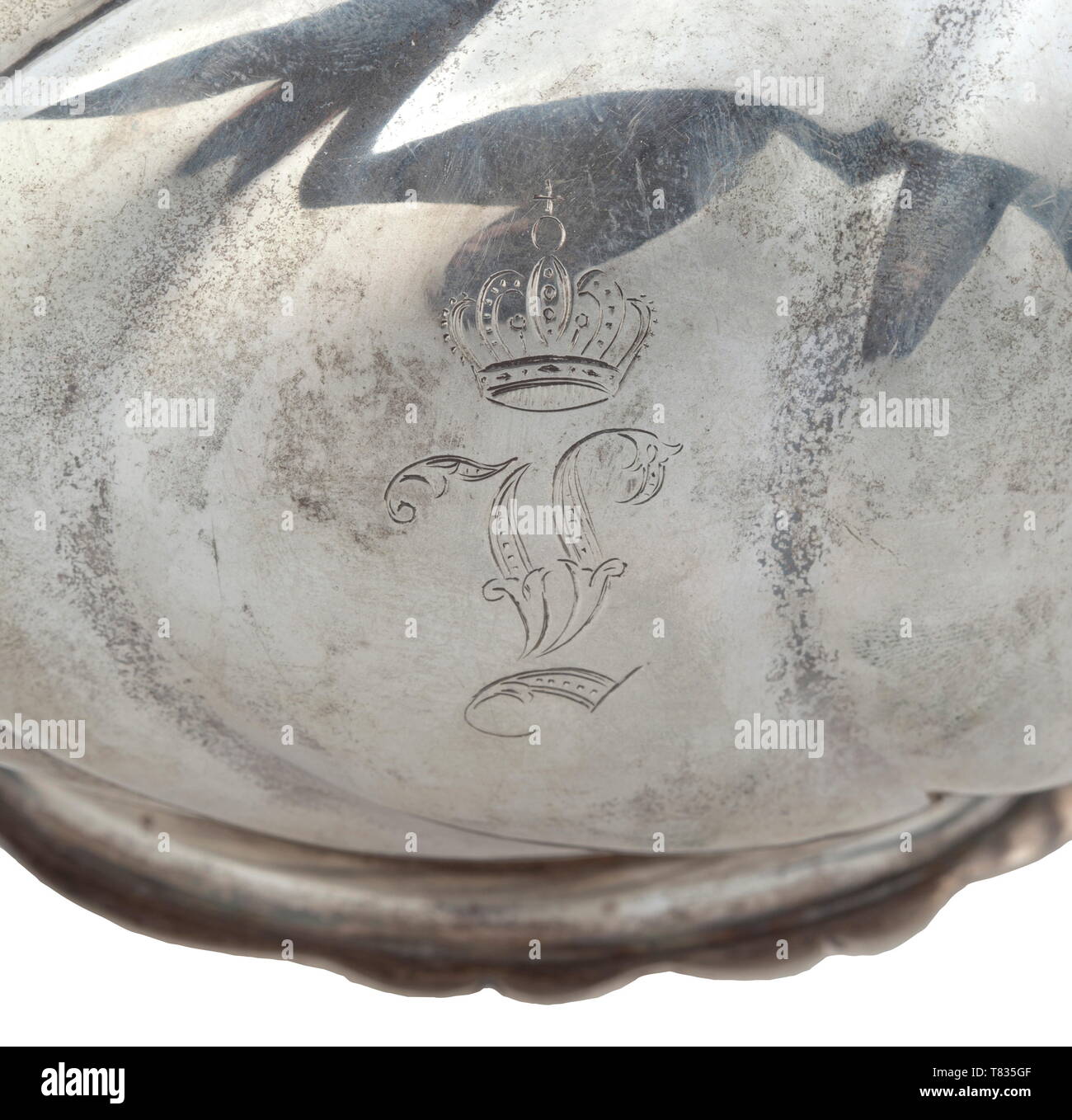 Louis II de Bavière (1845 - 1886) - un pot de thé avec un réchauffement vers 1870. Corps rond aplati sur les deux côtés, gadrooned, 800, sur la partie inférieure une marque de finesse avec croissant de lune et de la couronne ainsi qu'une note de la cour bijoutier 'Ed. Wollenweber', tubulaire, la tuyère à couvercle à charnière, pliage volute en bois noirci avec poignée grip, monogramme royal couronné et le bavarois des armoiries. Plus d'argent correspondante avec support pour le brûleur, également décoré dans un style Néo-Baroque. Des signes de l'âge et l'utilisation. Hauteur totale environ 35 cm. Poids total vers 2 400 g., Additional-Rights Clearance-Info-Not-Available- Banque D'Images