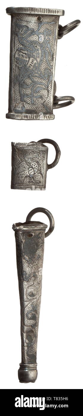 Nielloed raccords fourreau argent Hongrie/la Valachie, 1ère moitié du 16ème siècle. Raccord d'argent à trois pièces pour un poignard de section triangulaire avec l'image d'un griffon resp. nielloed et gravée de l'aigle des deux côtés. Chaque pièce avec des boucles et anneaux de fixation au dos. Longueur du pendentif 4.9 cm, poids total de 56 g. Raccords complexes, probablement faite pour l'aristocratie historique., historique, poignard, de poignards, de chevauchement, thrustings, matraque, arme, armes, armes, armes, combats, objet, objets, alambics, clipping, cut out, cut-out, cut-outs,-Additional-Rights Clearance-Info-Not-Available Banque D'Images