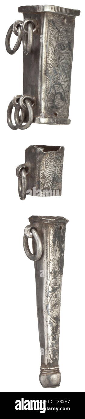Nielloed raccords fourreau argent Hongrie/la Valachie, 1ère moitié du 16ème siècle. Raccord d'argent à trois pièces pour un poignard de section triangulaire avec l'image d'un griffon resp. nielloed et gravée de l'aigle des deux côtés. Chaque pièce avec des boucles et anneaux de fixation au dos. Longueur du pendentif 4.9 cm, poids total de 56 g. Raccords complexes, probablement faite pour l'aristocratie historique., historique, poignard, de poignards, de chevauchement, thrustings, matraque, arme, armes, armes, armes, combats, objet, objets, alambics, clipping, cut out, cut-out, cut-outs,-Additional-Rights Clearance-Info-Not-Available Banque D'Images