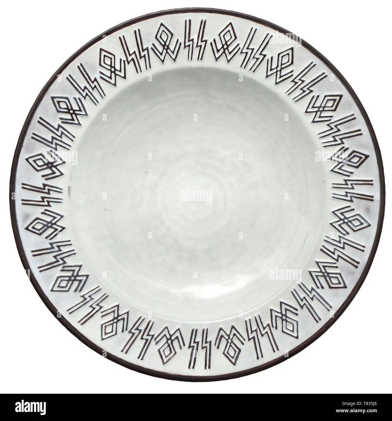Une plaque murale de Noël grès gris avec une frise de runes autour de la frontière (marron glacé). Le bas avec marque du fabricant sous glaçure bleu et marron inscription en relief "Chef des SS-Hauptamtes 24. 12. 41'. Légèrement rayé. Environ 30,5 cm de diamètre. Très rare., historique, historique du 20e siècle, années 1930, années 1940, Waffen-SS, division de l'armée des SS, un service armé, forces armées, NS, le National-socialisme, le Nazisme, Troisième Reich, l'Empire allemand, l'Allemagne, militaire, militaria, ustensile, pièce de l'équipement, les ustensiles, objet, objets, alambics, clipping, coupures, coupé ou, Editorial-Use-seulement Banque D'Images