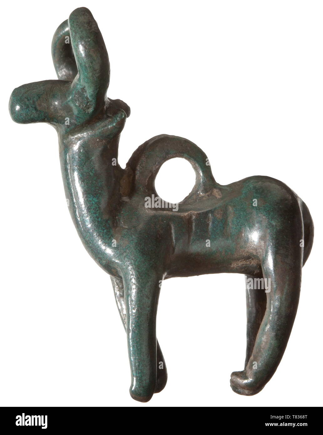 Une centrale européenne ox bronze à l'âge du bronze, vers 1000 avant JC. Fine patine bronze avec émeraude. En trois dimensions avec l'intérieur en forme de boeuf stylisé cornes tordues et fermé les jambes. L'anneau de suspension à l'arrière. Bel état et patine. Provenance : Collection privée, Allemagne du Sud des années 1970 et plus tard. Historique, contexte historique, la préhistoire, Additional-Rights Clearance-Info-Not-Available- Banque D'Images